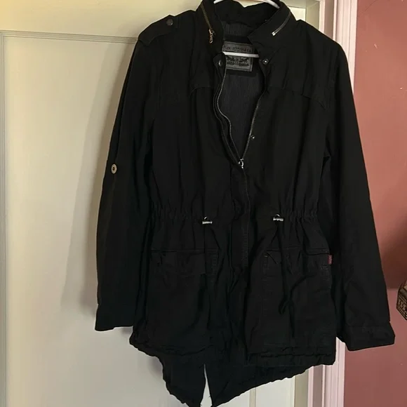 Levi Strauss black Wind/ rain coat longer hem on back. Draw strings also. EUC. - Picture 1 of 13